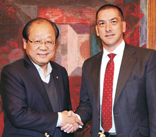 지난 6일 서울 소공동 더 플라자에서 최양수 ㈜한화 대표(왼쪽)와 폴 플린 화이트헤이븐콜 대표가 산업용 화약 제조·공급 등 마이닝 서비스 연장 계약을 체결하고 기념사진을 찍고 있다.  ㈜한화 제공